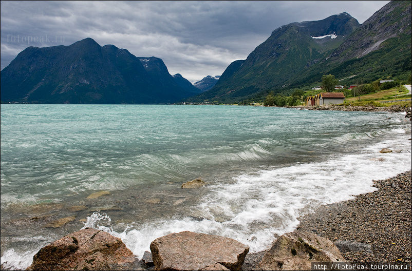Сочные краски в непогоду подчеркнули строгость, суровость и мощь. Горы и озеро показывают свой характер... Норвегия