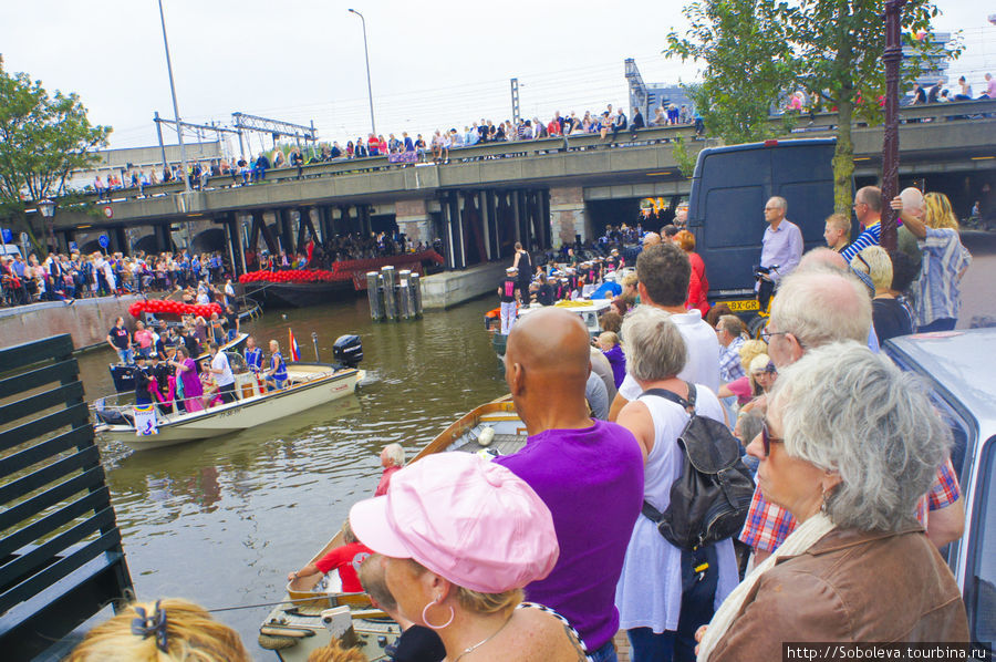 парад лодок на гей параде. каждая лодка отдельно оформлена Амстердам, Нидерланды