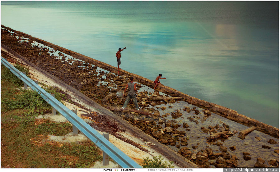 Местные ловят мидий и прочих молюсков прям через дорогу от дорогих и неочень отелей. Мы даже посмеивались, что может то, что едим на ужин выловили так же =) Местные ловят мидий и прочих молюсков прям через дорогу от дорогих и неочень отелей. Мы даже посмеивались, что может то, что едим на ужин выловили так же =)