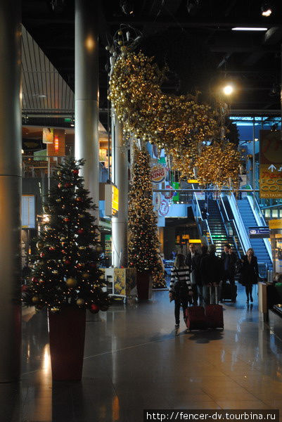 Залы терминала украшены рождественской атрибутикой в огромных количествах Амстердам, Нидерланды