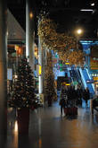 Залы терминала украшены рождественской атрибутикой в огромных количествах