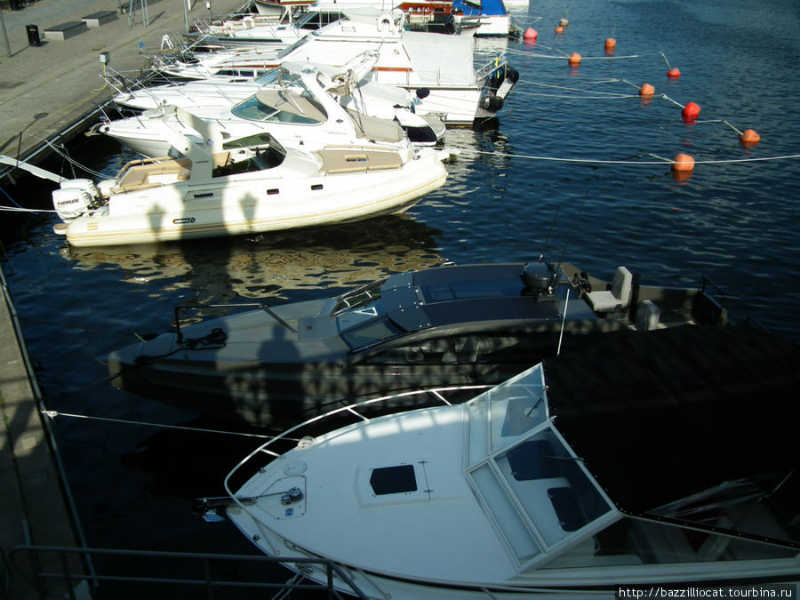 А тут таки Форсаж на воде :) Тюнинг не обошёл стороной внешность катера,ну а звук двигателя — просто песня! Стокгольм, Швеция