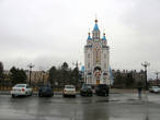 Вот и Комсомольская площадь со стоящим посреди храмом.