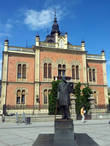 Владычанский двор и памятник сербскому поэту Йованй Йовановичу Змею. Кстати, змей с сербского переводится как дракон.