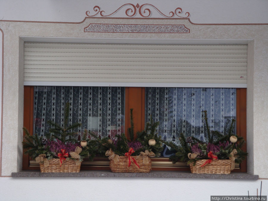 Такие окошки формируют стиль и характер городков в Европе. Валь-Гардена, Италия Такие окошки формируют стиль и характер городков в Европе. Валь-Гардена, Италия