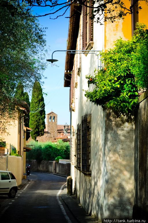 Дорога с обеих сторон обнесена высокими заборами, правый, по-моему, отгораживает сады Боболи, а за левым прятались частные фазенды флорентийцев. Флоренция, Италия
