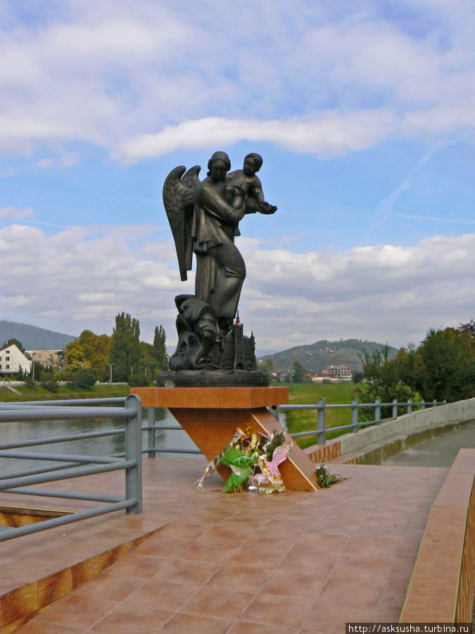 Скульптурная композиция посвященная наводнению 1998 года. Мукачево, Украина