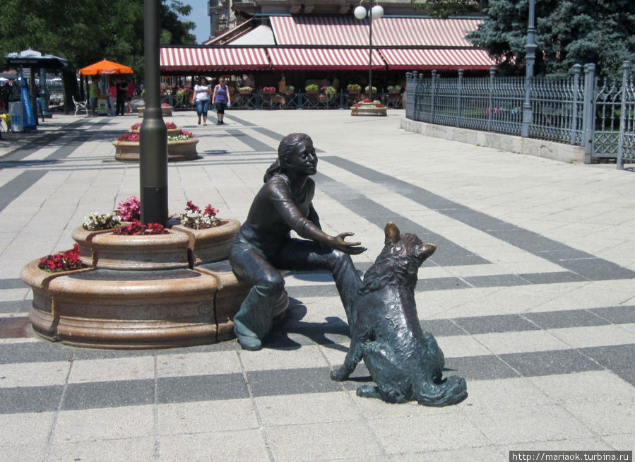 Памятник девочке с собакой на набережной Дуная Будапешт, Венгрия