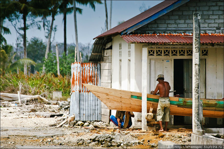 В некоторых дворах на свет рождаются новые лодки — как всегда, они частично состоят из старых лодок. Суматра, Индонезия