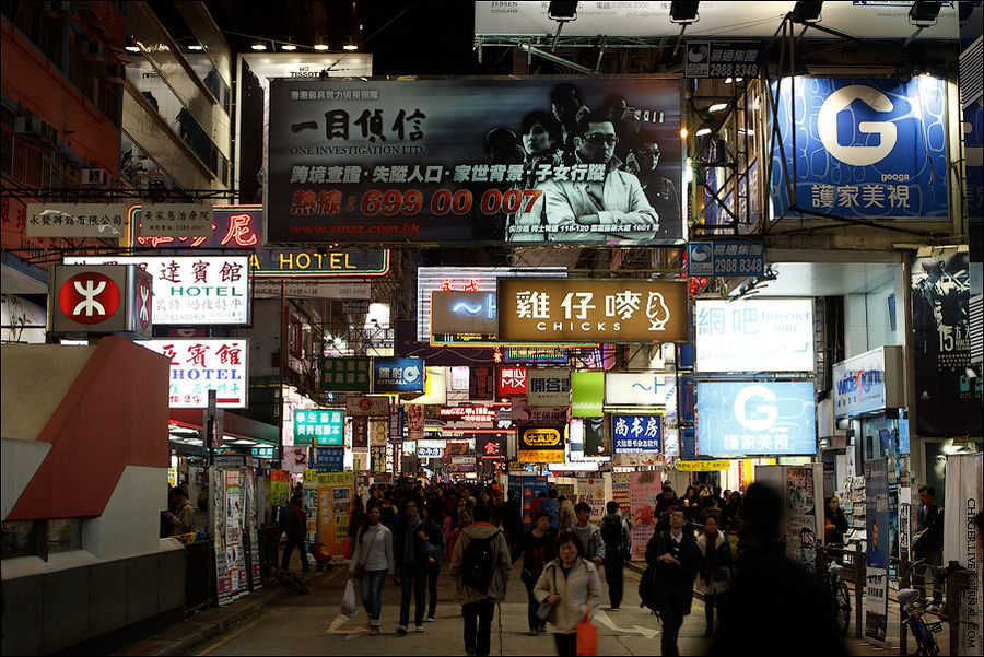 А это уже ночной Коулун — тут все горит от рекламы Гонконг