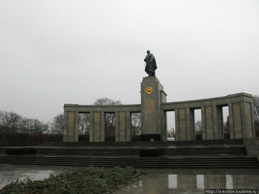 А в Западном Берлине есть ещё один сов.солдат — поменьше размером. Берлин, Германия