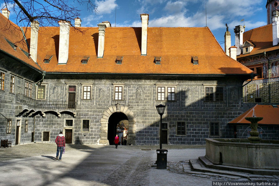 Вид из II двора на ход, соединяющий I и II дворы.
Второй двор именовался гвардейским — благодаря шварценбергской княжеской гвардии. Она существовала с 1742 по 1948 годы Чешский Крумлов, Чехия