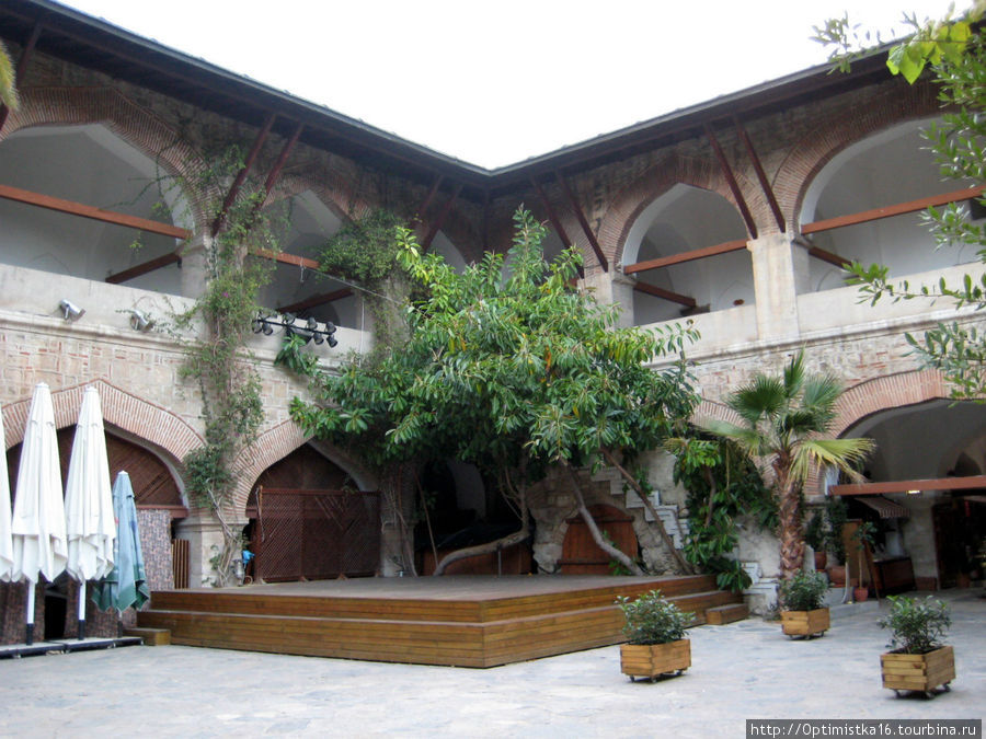 Караван-Сарай Мехмет Паши- старейшая гостиница. С 1618 года.
