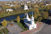 вид с колокольни на Кремлёвскую площадь и Церковь Иоанна Предтечи в Рощенье
