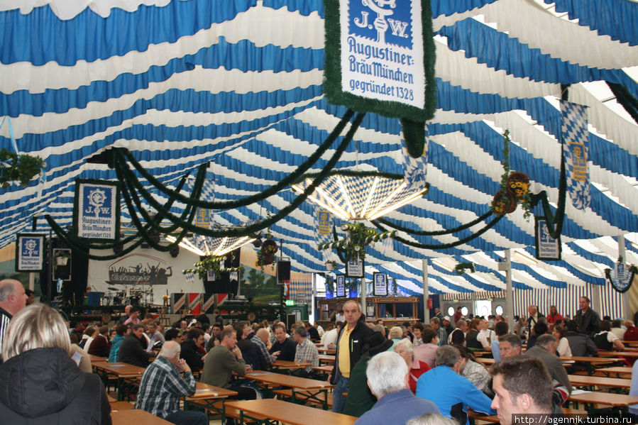 Палатка Августинера изнутри Мюнхен, Германия