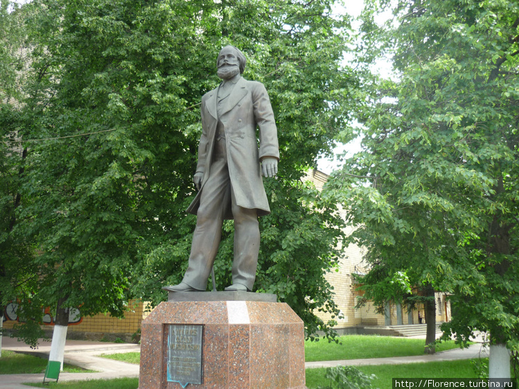 Памятник директору Раменс