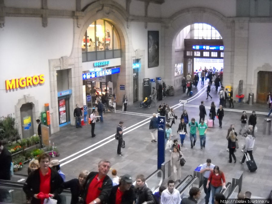 Подъём на платформы и вход на вокзал вдалеке; с левой стороны проход во французскую часть вокзала Базель, Швейцария