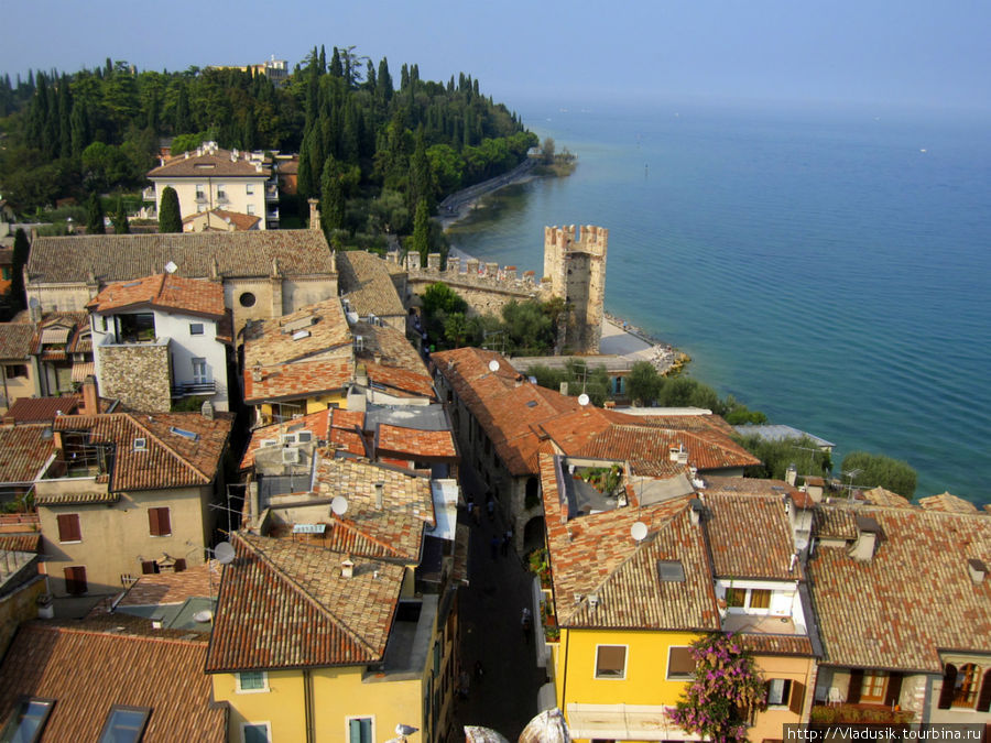 Вид с башни в крепости Сирмионе, Италия