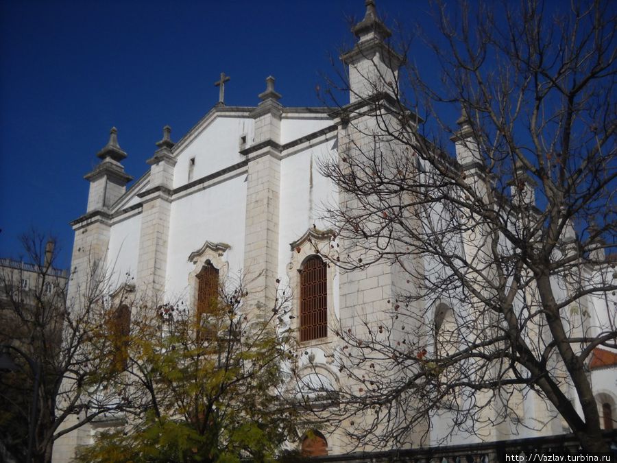 Вид на собор Лейрия, Португалия