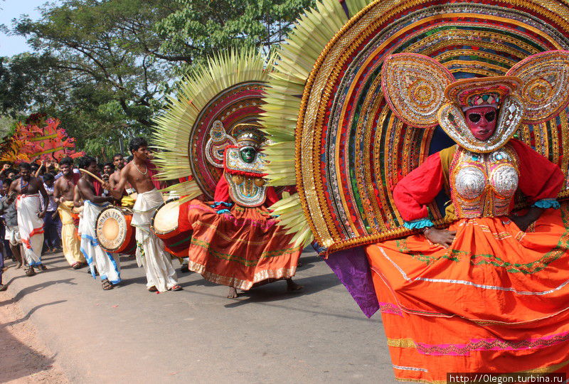 Какая разница в честь кого этот праздник, главное веселье, яркие костюмы и побольше шума — всё это индийские празднества Индия