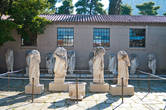 В музее множество древнегреческих и римских скульптур.
