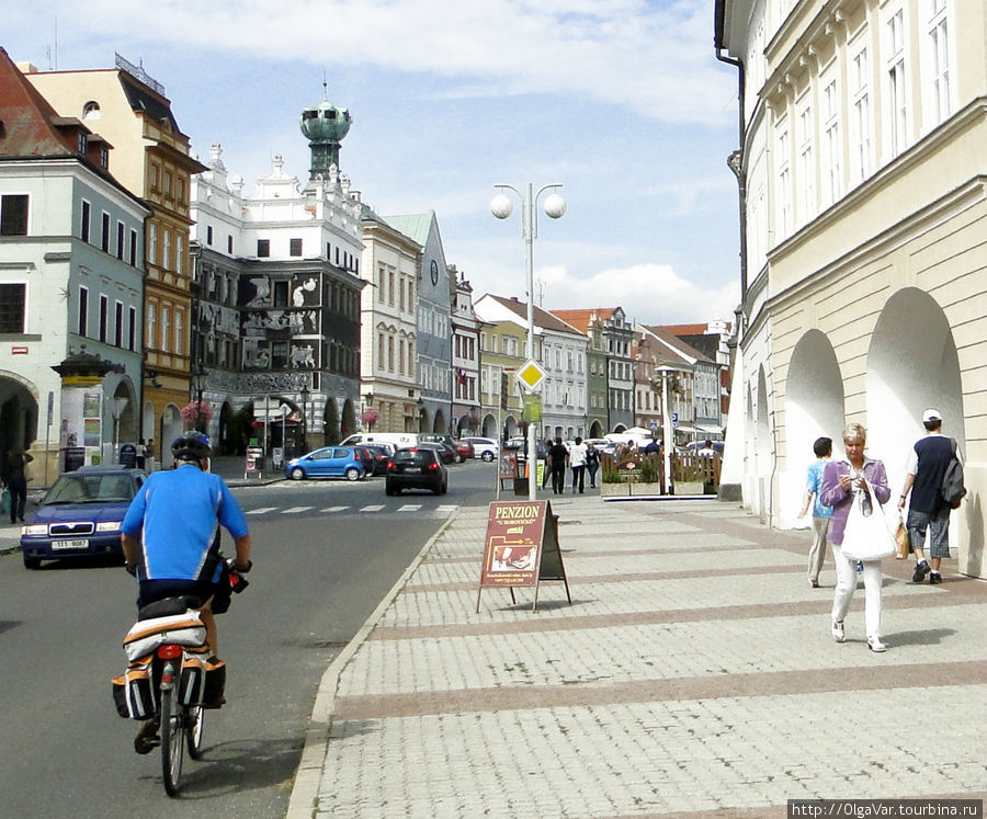Вход на площадь Мира со стороны Длинной улицы Литомержице, Чехия
