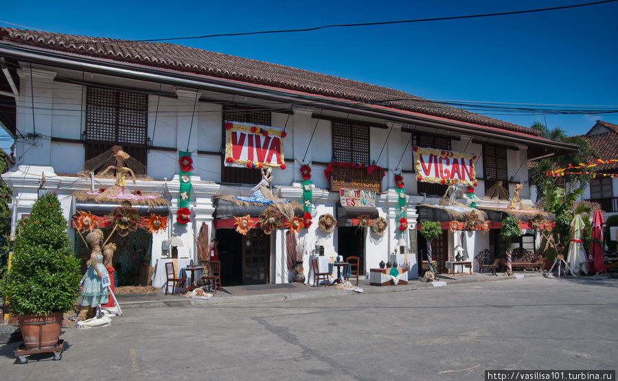 Город украшен в честь фестиваля Виган, Филиппины