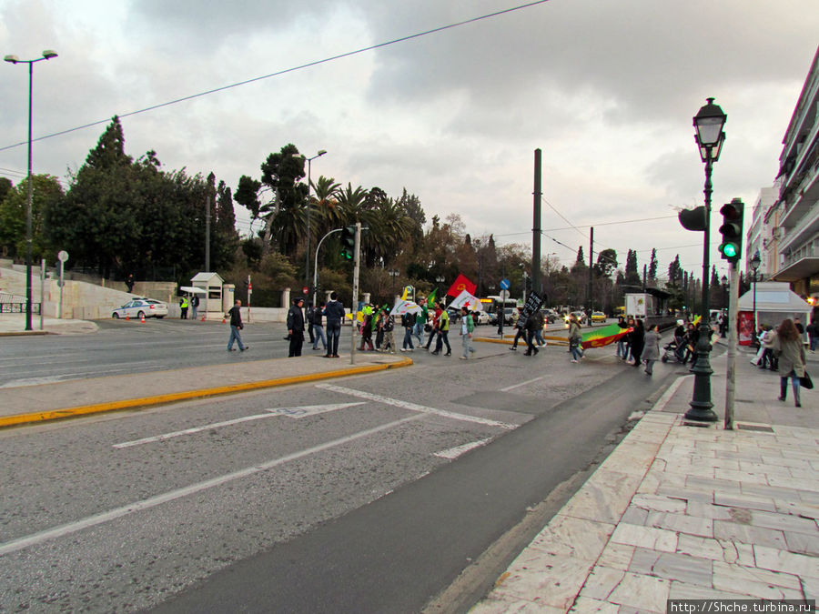 Вот уже демонстранты выруливают на основную дорогу перед парламентом Афины, Греция