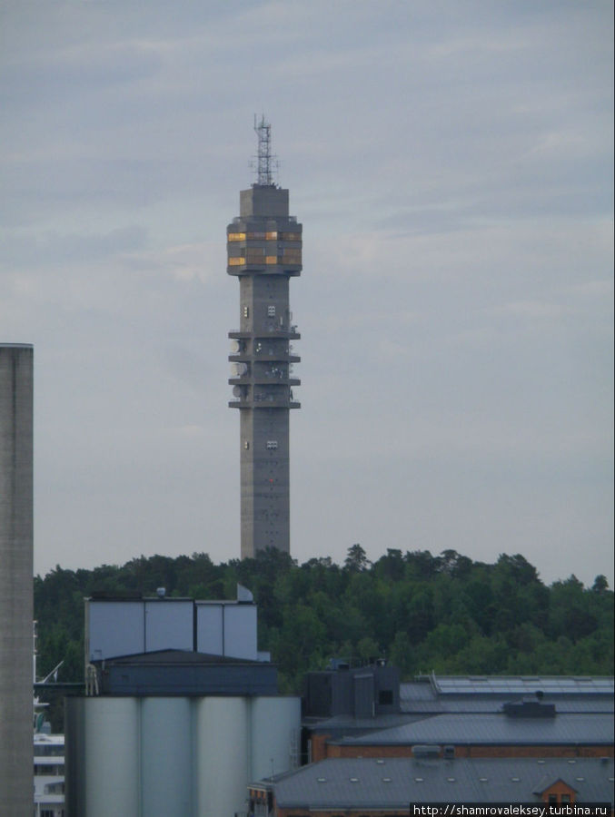 Телевизионная башня Кэкнэс видна из многих точек города Стокгольм, Швеция