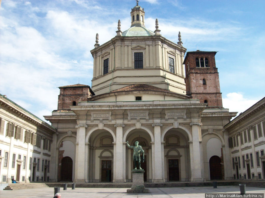 Базилика святого мч. Лаврения со статуей св. Константина Италия