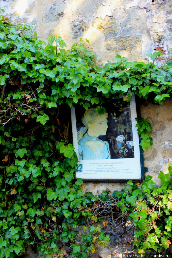 Один из стендов с репродукцией картины Ван Гога. Овер-сюр-Уаз, Франция