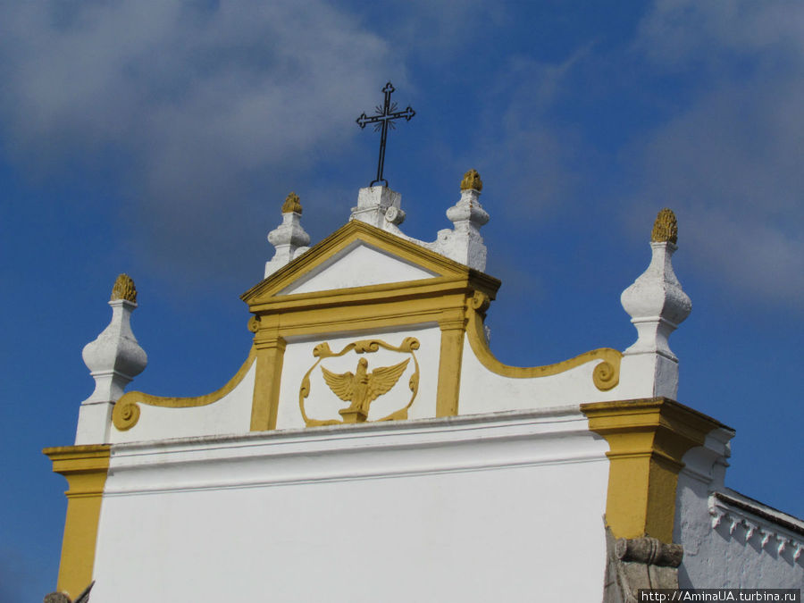Пробковое царство, жареные каштаны и желто-синий окрас домов Эвора, Португалия