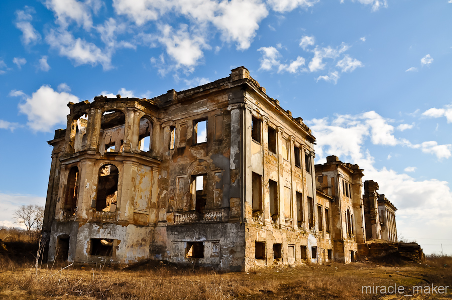 Как и все заброшенные здания такого рода этот дворец был полностью разобран на «полезные ископаемые».