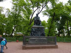 Памятник И.А. Крылову остался на своем прежнем месте