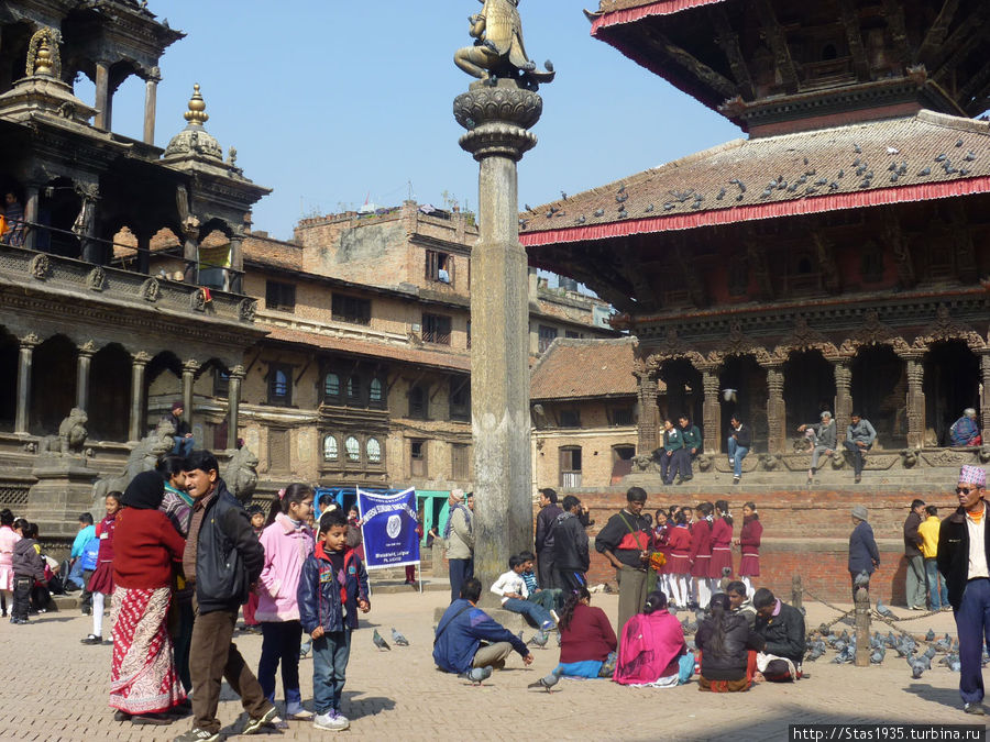 Патан. Дворцовая площадь. Слева храм Кришны, справа — храм Вишванатх. Каменный столб с мифической птицей гарудой. Патан (Лалитпур), Непал