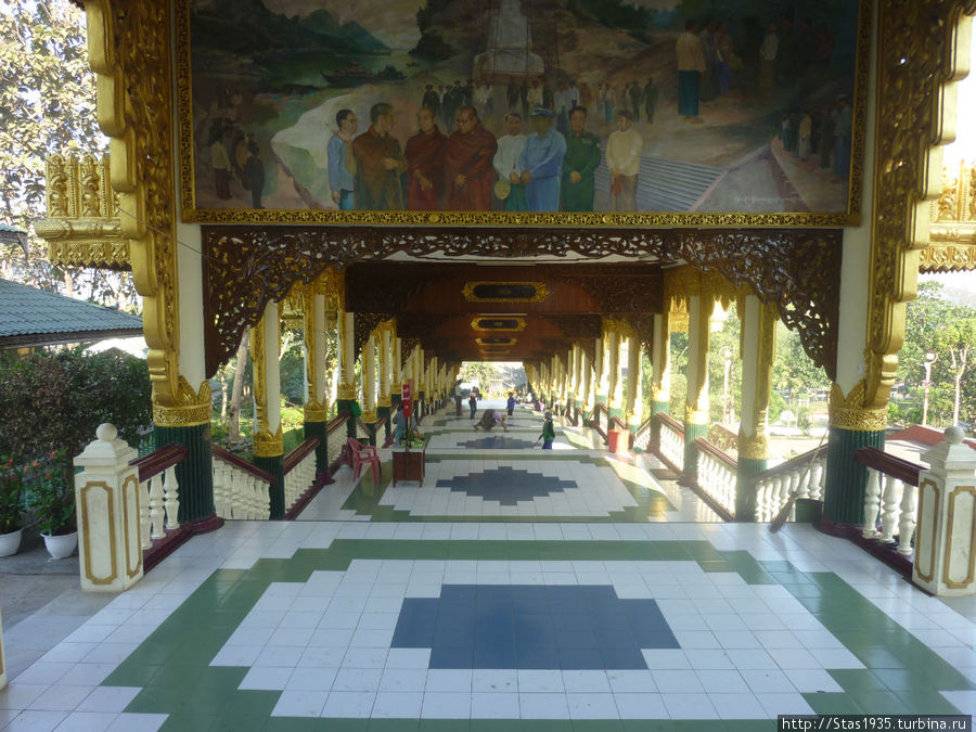 Янгон. Галерея к храму Мраморного Будды. Янгон, Мьянма