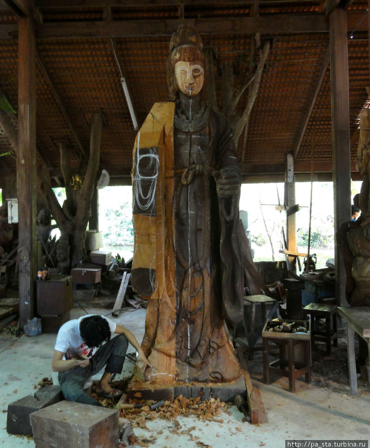 Неподалеку расположена мастерская, где изготавливают части храма Паттайя, Таиланд
