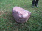 По преданию, Левитан любил рисовать, сидя на этом камне.