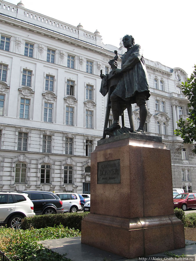Памятник Георгу Рафаэлю Доннеру — австрийскому скульптору эпохи барокко. В Вене ему установлен монумент на площади Шварценплац. Вена, Австрия