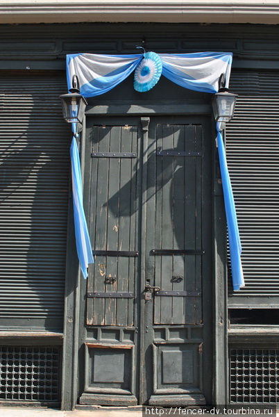 Многие двери затейливо украшены аргентинским флагом Сан-Антонио-де-Ареко, Аргентина