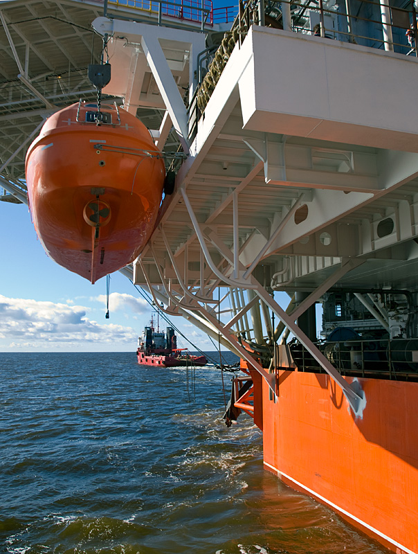 Спасательный бот на борту СПБУ. Спасательный бот на борту СПБУ.