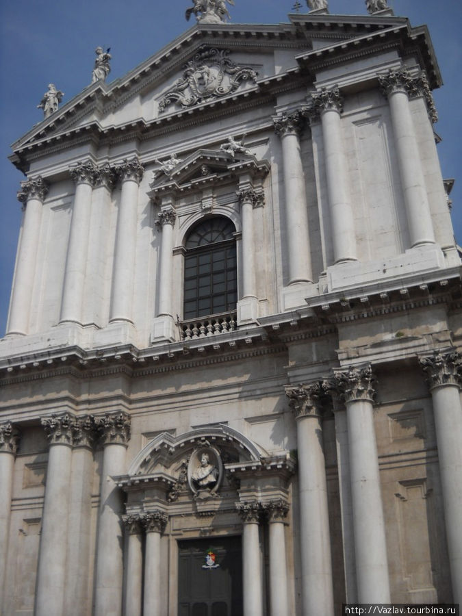Фасад собора Брешиа, Италия