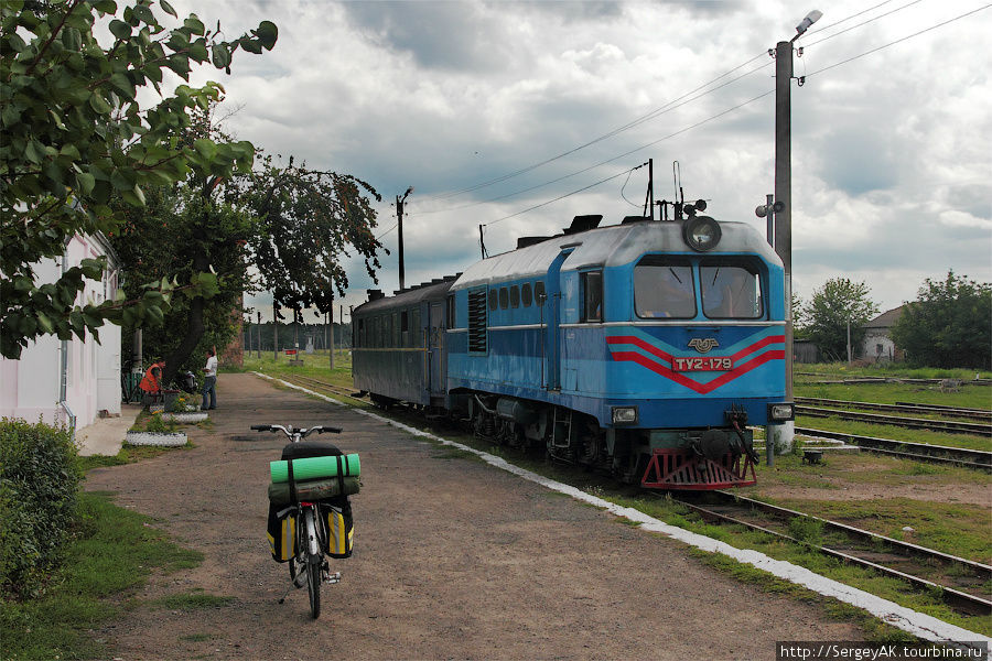 Наш поезд из Голованевска в Гайворон. И чей-то велосипед. Судя по всему, в этой точке железнодорожные туристы пересеклись с велосипедным :) Гайворон, Украина
