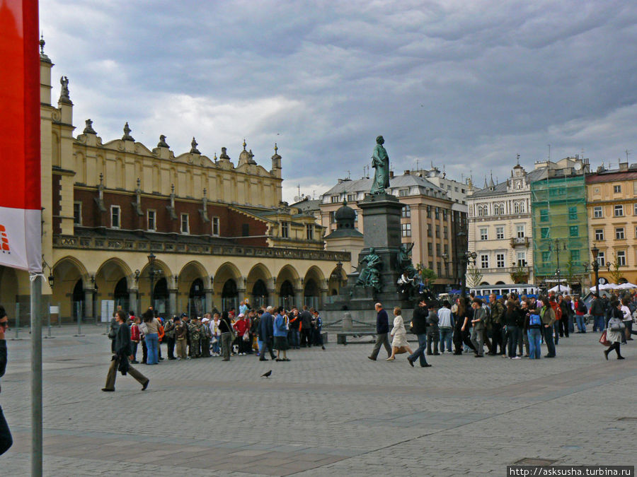 На площади установлен памятник Адаму Мицкевичу. Излюбленое место встреч жителей Кракова и отдыха туристов. На площади установлен памятник Адаму Мицкевичу. Излюбленое место встреч жителей Кракова и отдыха туристов.