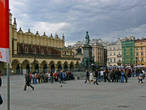 На площади установлен памятник Адаму Мицкевичу.  Излюбленое место встреч жителей Кракова и отдыха туристов.