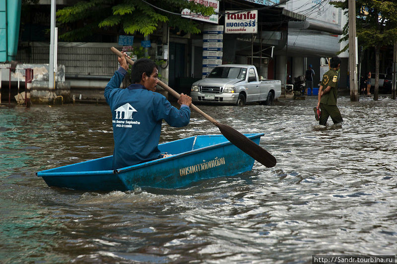 Многим тайцам, например, пришлось осваивать водные виды транспорта такие как весельные и моторные лодки, плоты и в прямом смысле – корыта. Бангкок, Таиланд
