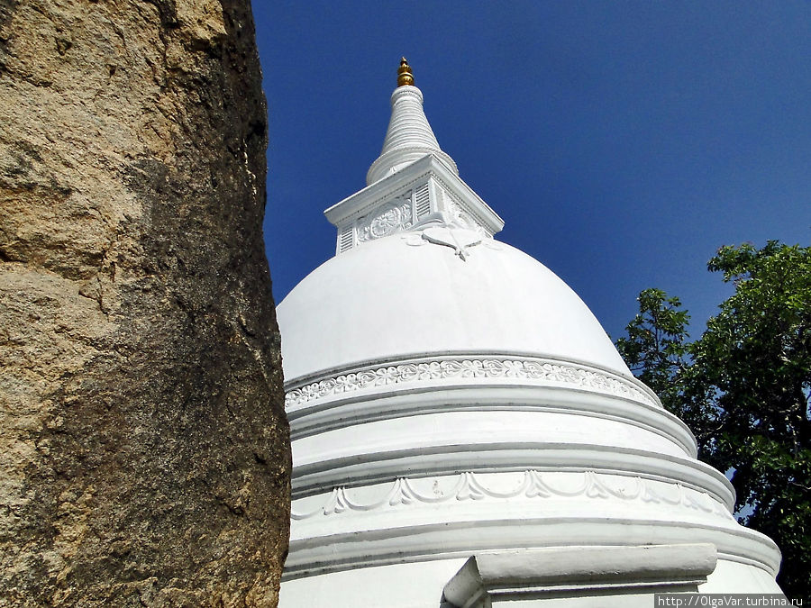 На фоне синего-синего неба ступа сверкала невероятной белизной Анурадхапура, Шри-Ланка