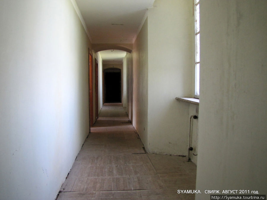 Правое крыло замка. Здесь очевидны следы реконструкции: длинный коридор и маленькие комнатки проживания. Свирж, Украина