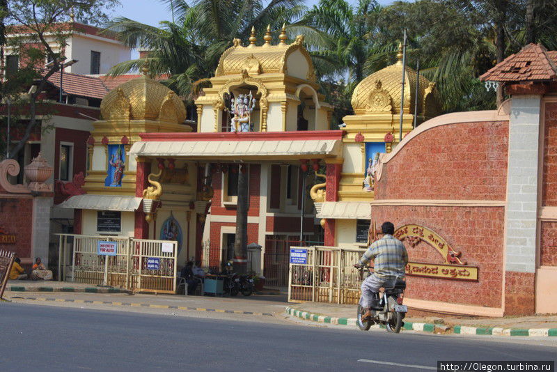 Главный ворота в ашрам Майсур, Индия