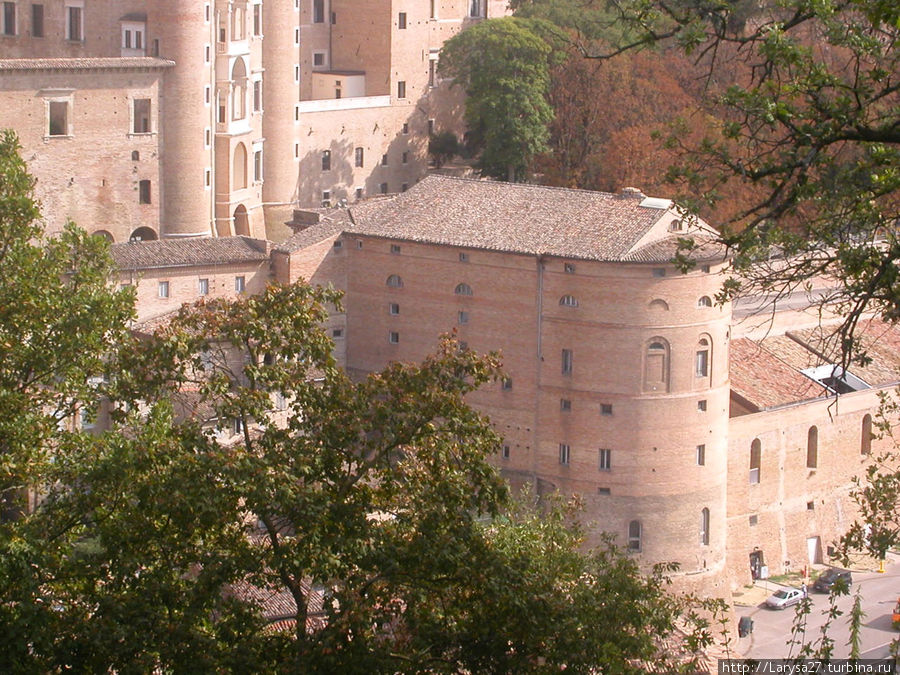 Вид на Палаццо Дукале с крепости  Альборноз Урбино, Италия
